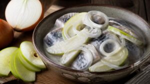 Sledě v krému ze zakysané smetany s jablky a cibulí (Śledź w śmietanie)