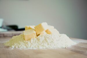 Rozdíl mezi hladkou, polohrubou a hrubou moukou – kdy kterou použít?