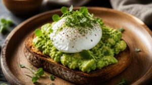 Avokádový toast s pošírovaným vejcem a microgreens