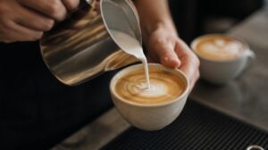 Dokonalé Flat White: V čem se liší od cappuccina a jak ho připravit z dvousložkového espressa