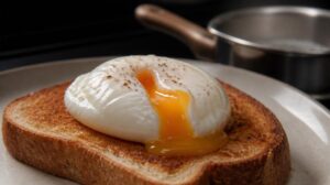 Jak správně pošírovat zastřené vejce do polévky i na toast