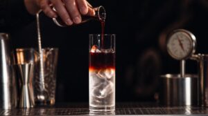 Jak správně vrstvit drinky podle hustoty alkoholu a cukru