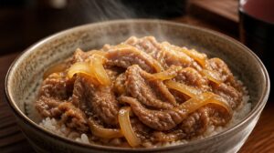 Japonský rýžový nákyp Donburi s hovězím masem a cibulí (Gyudon)