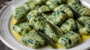 Jemné gnocchi z ricotty a špenátu s máslem a šalvějí