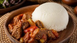 Keňská kukuřičná kaše Ugali jako univerzální příloha k masovým směsím