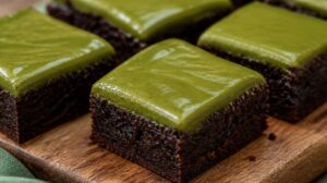 Křupavé čokoládové brownies s Matcha polevou: Hutný, super čokoládový základ s barevným zeleným kontrastem
