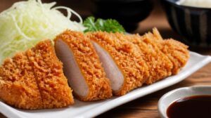 Křupavý vepřový řízek Tonkatsu v panko strouhance s omáčkou