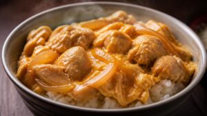 Kuřecí kousky s vajíčkem a cibulí na rýži (Oyakodon)