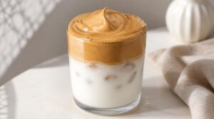 Ledové Dalgona Coffee: Korejský kávový hit z hustě vyšlehané kávové pěny