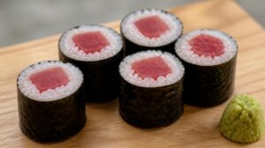 Maki sushi s tuňákem a trochou wasabi