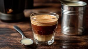 Mléčná káva Cortadito s kondenzovaným mlékem a intenzivní chutí