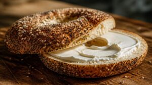 Montrealský bagel sypaný mákem a sezamem potřený krémovým sýrem