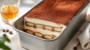 Mražené Tiramisu semifreddo: Dokonalý letní dezert s mascarpone, piškoty, kávou a amarettem z jedné formy