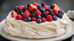 Nadýchaný dort Pavlova s lesním ovocem a šlehačkou