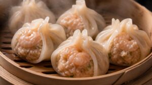 Napařované knedlíčky Dim Sum plněné vepřovým masem a krevetami