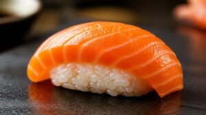 Nigiri sushi s plátkem čerstvého lososa na octové rýži