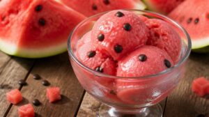 Osvěžující melounový Sorbetto di anguria: Blesková letní zmrzlina z vodního melounu s kousky čokolády jako semínky