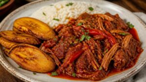 Pravá kubánská Ropa Vieja — trhané hovězí maso dušené v rajčatovo-paprikové omáčce s vínem