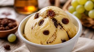 Pravé Gelato malaga s rozinkami: Tradiční italská zmrzlina s rozinkami dlouho naloženými v aromatickém rumu