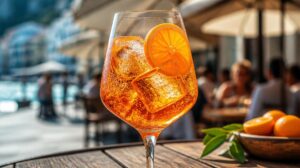 Pravé italské Aperol Spritz: 3 nejčastější chyby, které děláme při přípravě letního drinku