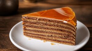 Pravý dort Dobos torta s čokoládovým krémem a tvrdou karamelovou polevou