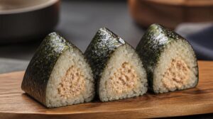 Rýžové kuličky Onigiri plněné tuňákem a majonézou obalené v řase