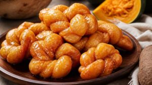 Sladké smažené uzly Buñuelos de Viento z yucy a dýně přelité anýzovým sirupem