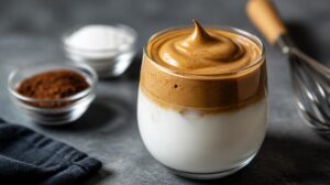 Slavné nadýchané Dalgona Coffee: Korejský kávový hit z pouhých 3 surovin hotový za pár minut
