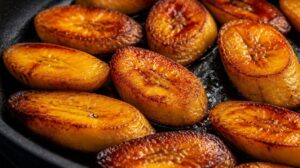 Smažené zralé sladké banány Maduros krásně zkaramelizované na pánvi