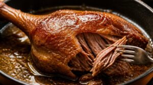 Šťavnaté kachní stehno Confit de Canard: Jak na dokonale měkké maso pomalu tažené v kachním sádle
