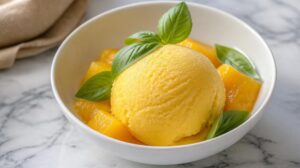 Šťavnatý mango sorbet s bazalkou (Sorbetto al mango): Moderní italská kombinace exotického ovoce a středomořské bylinky