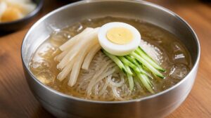 Studené korejské nudle v ledovém hovězím vývaru (Naengmyeon)
