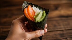 Sushi Temaki — ruční kornout z řasy nori s lososem a avokádem