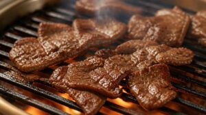 Tenké plátky hovězího masa v nasládlé marinádě na grilu (Bulgogi)