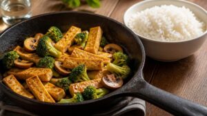 Tofu nudličky na žampionech s brokolicí a rýží