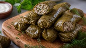 Tradiční albánská Sarma: Listy vinné révy nebo kysaného zelí plněné mletým masem, rýží a bylinkami