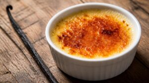 Tradiční Crème Brûlée s vanilkovým luskem: Jak na dokonalý žloutkový krém s křupavou karamelovou krustou