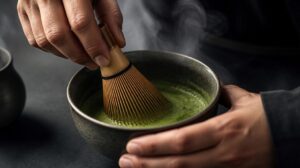 Tradiční japonský čaj Matcha: Jak správně připravit čistý nápoj bambusovou metličkou chasen bez hrudek