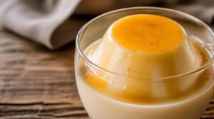 Tradiční kávová Panna Cotta s vanilkovým přelivem: Sametově jemný italský dezert se zrcadlovým leskem