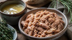 Tradiční vepřové rillettes: Domácí masová pomazánka pomalu pečená v sádle s bylinkami