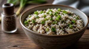 Vařená rýže natural s divokou rýží a jarní cibulkou
