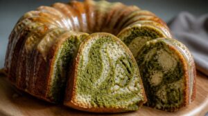 Vláčná Matcha bábovka s bílou čokoládou: Hrníčkový recept na mramorové těsto, které ohromí každou návštěvu