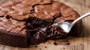 Vláčný švédský čokoládový koláč Kladdkaka s tekutým vnitřkem