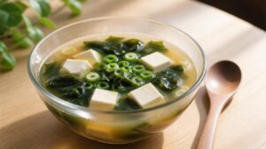 Zeleninový vývar s řasou wakame, tofu a jarní cibulkou